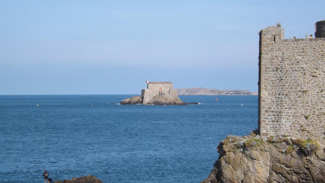 Appartement T2 ,parking privé,terrasse, 10 mns à pieds de la cité corsaire et ses plages Saint-Malo Exterior foto