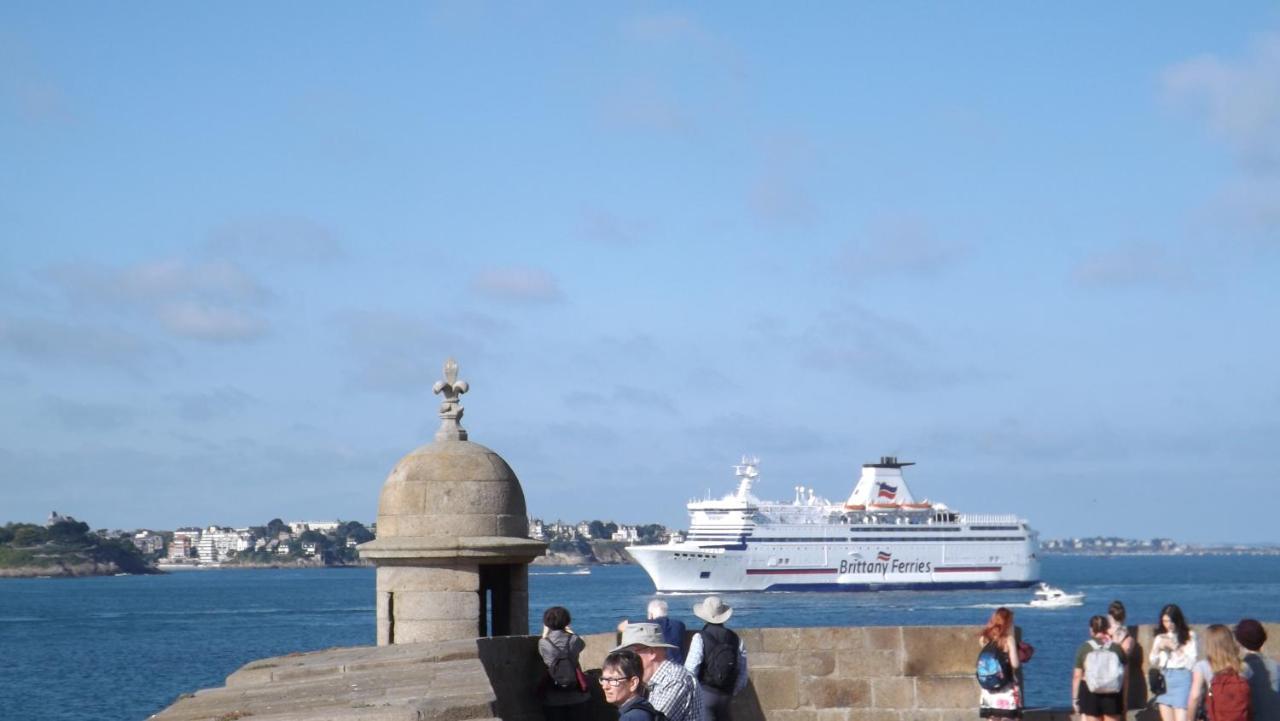 Appartement T2 ,parking privé,terrasse, 10 mns à pieds de la cité corsaire et ses plages Saint-Malo Exterior foto