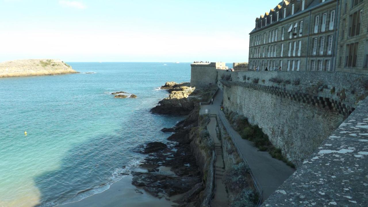 Appartement T2 ,parking privé,terrasse, 10 mns à pieds de la cité corsaire et ses plages Saint-Malo Exterior foto